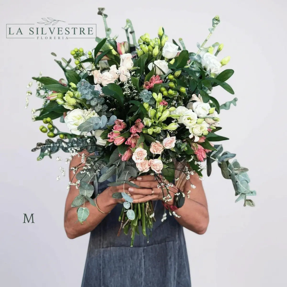 RAMO DE FLORES PARA GRADUACION AURORA| Flores a domicilio | Florería La Silvestre