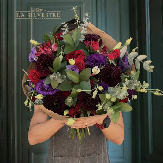 RAMO DE FLORES PARA GRADUACION CARMESÍ| Flores a domicilio | Florería La Silvestre