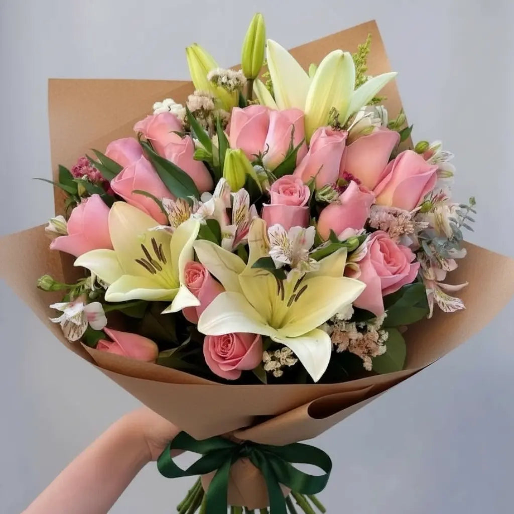 RAMO DE LILIUM Y ROSAS AURORA