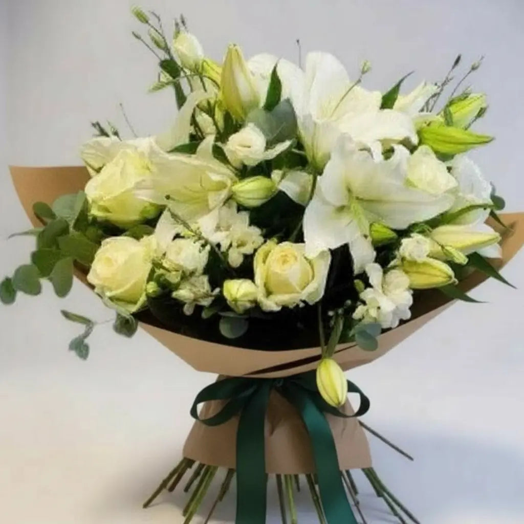 RAMO DE LILIUM Y ROSAS BLANCAS