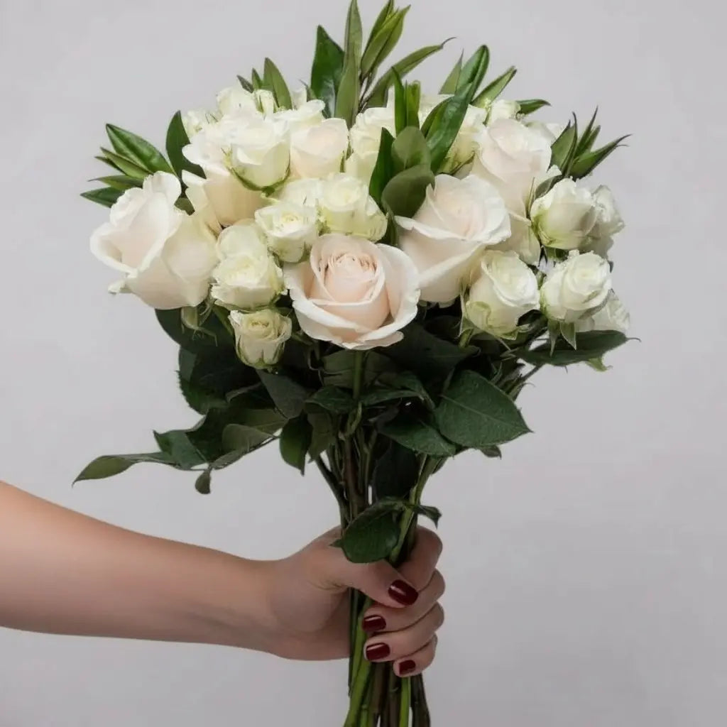 RAMO DE ROSAS BLANCAS Y MINIROSAS