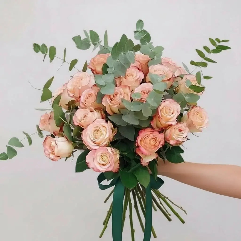 RAMO DE ROSAS ROSADAS CON EUCALIPTO