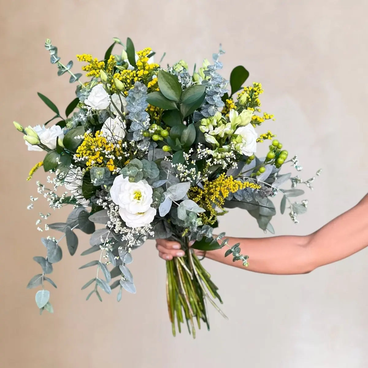 Ramo de flores a domicilio Alba blanco y amarillo, despacho de flores a domicilio en Santiago, Florería a domicilio La Silvestre