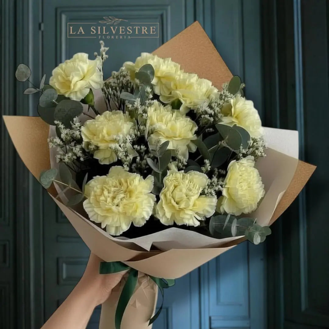 RAMO DE CLAVELES BLANCOS Y EUCALIPTHUS