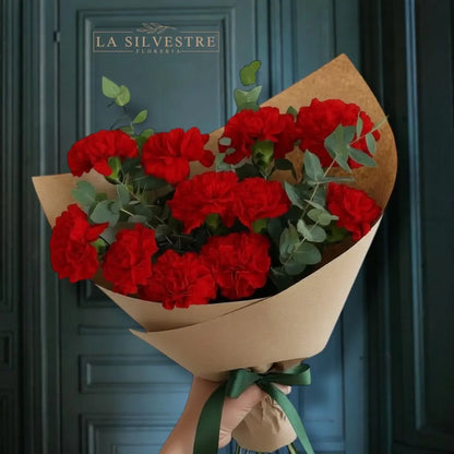 RAMO DE CLAVELES ROJOS Y EUCALIPTHUS
