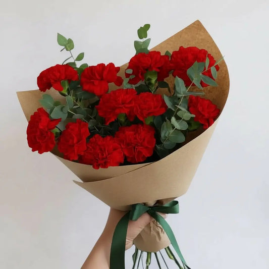 RAMO DE CLAVELES ROJOS Y EUCALIPTHUS