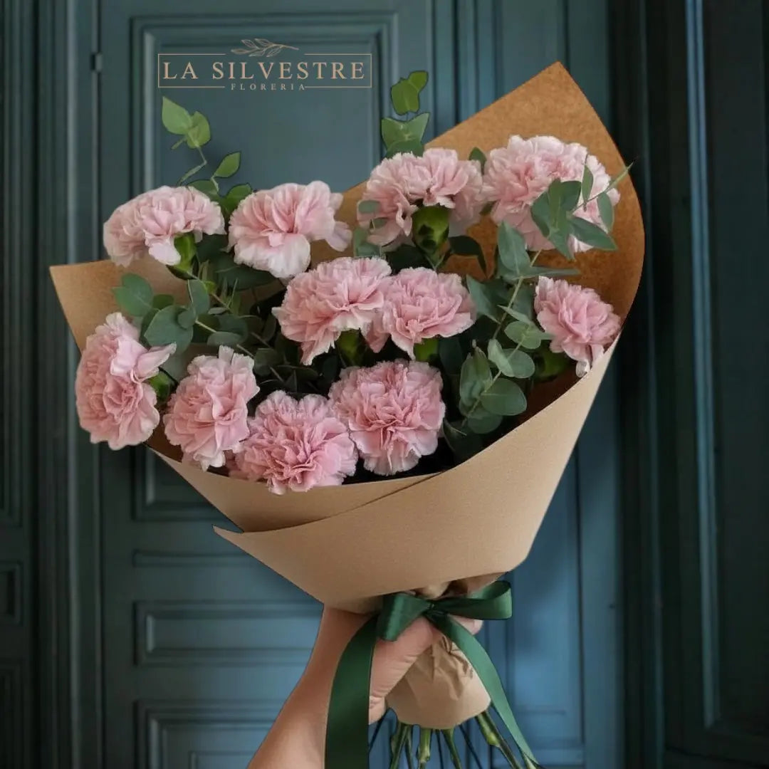 RAMO DE CLAVELES ROSADOS Y EUCALIPTHUS