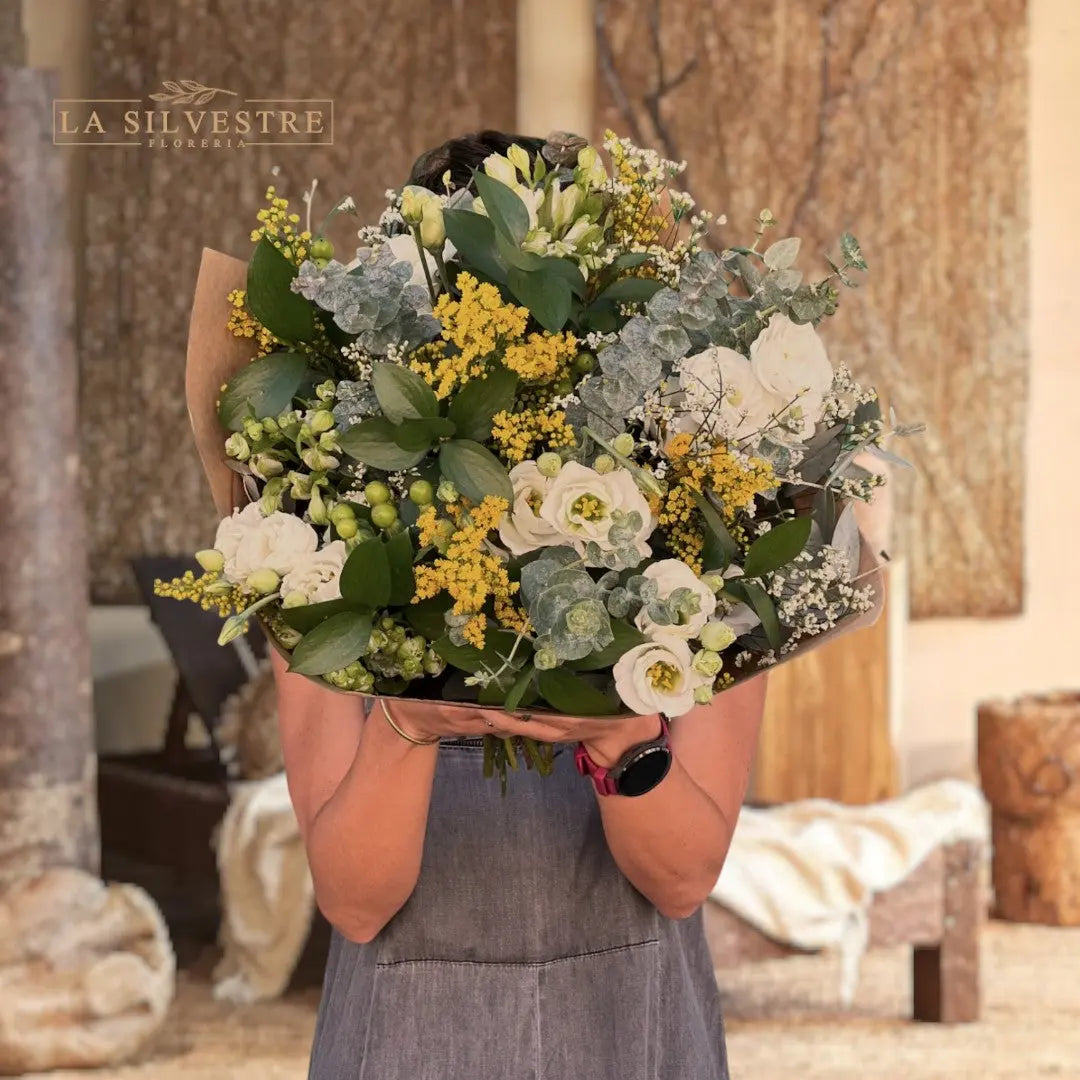   RAMO DE FLORES PARA CONDOLENCIAS ALBA| Flores a domicilio | Florería La Silvestre