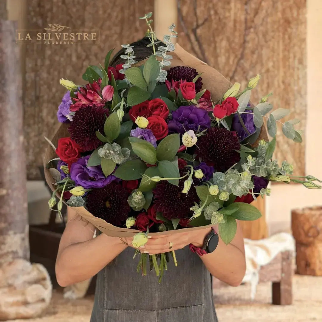   RAMO DE FLORES PARA CONDOLENCIAS CARMESÍ| Flores a domicilio | Florería La Silvestre
