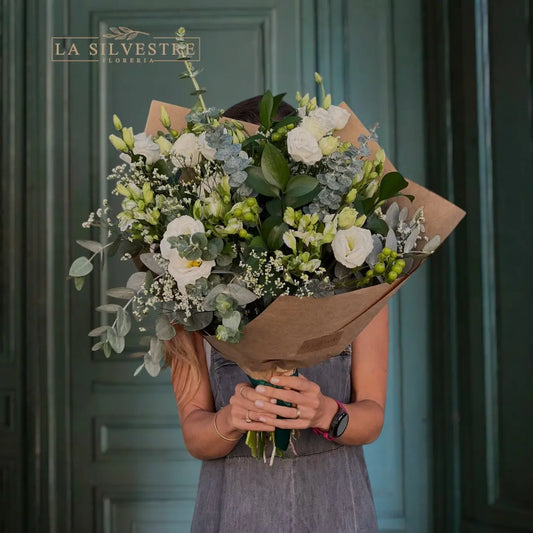   RAMO DE FLORES PARA CONDOLENCIAS PURA| Flores a domicilio | Florería La Silvestre
