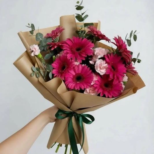 RAMO DE GERBERAS Y MINICLAVELES ROSADOS FUCCIAS