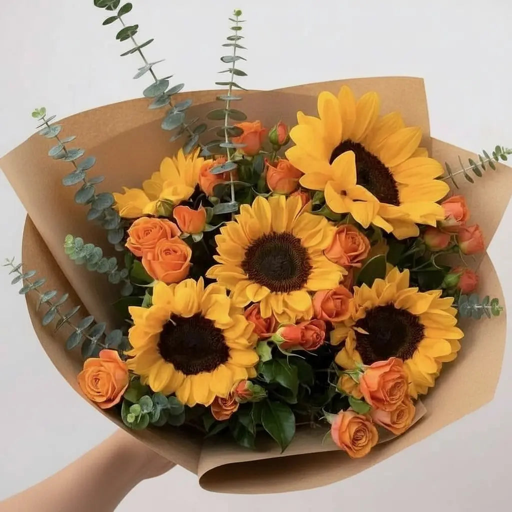 RAMO DE GIRASOLES Y MINIROSAS NARANJAS