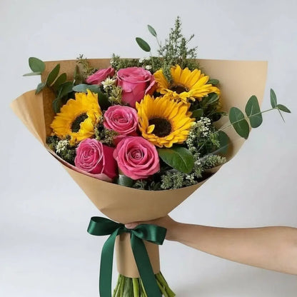 RAMO DE GIRASOLES Y ROSAS FUCSIA
