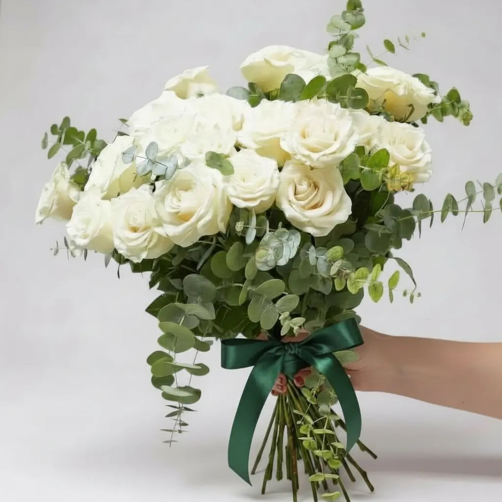 RAMO DE ROSAS BLANCAS Y EUCALIPTO