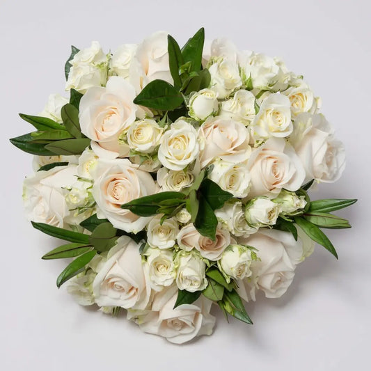 RAMO DE ROSAS BLANCAS Y MINIROSAS