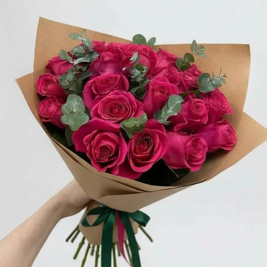 RAMO DE ROSAS FUCSIA CON EUCALIPTO