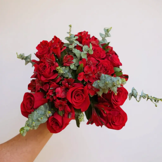 RAMO DE ROSAS ROJAS Y ASTROMELIAS