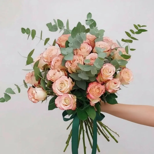 RAMO DE ROSAS ROSADAS CON EUCALIPTO